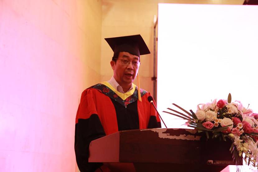 18XXX
党委书记邰明松同志宣读《18XXX
2019届四川省优秀毕业生、18XXX
优秀毕业研究生名单》。